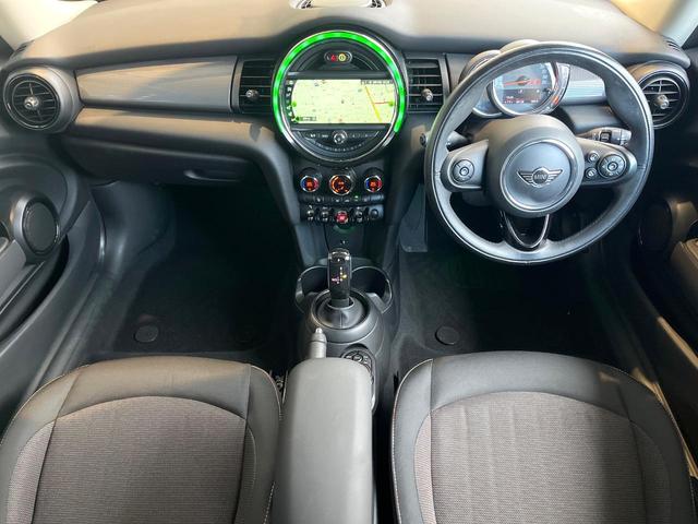 ＭＩＮＩ クーパー　ＬＥＤライトＰＫＧ　カメラ／パーキングアシストＰＫＧ　ペッパーＰＫＧ　禁煙車　純正ナビ　リアビューカメラ　インテリジェントセーフティー　ＥＴＣ　Ｂｌｕｅｔｏｏｔｈ（2枚目）