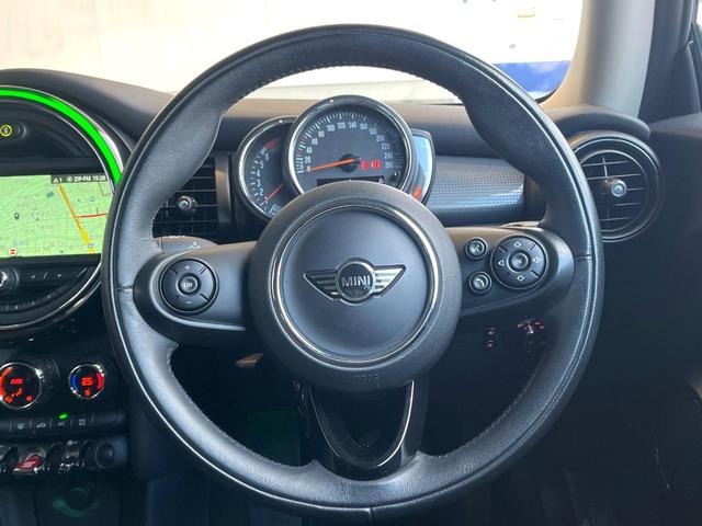ＭＩＮＩ クーパー　ＬＥＤライトＰＫＧ　カメラ／パーキングアシストＰＫＧ　ペッパーＰＫＧ　禁煙車　純正ナビ　リアビューカメラ　インテリジェントセーフティー　ＥＴＣ　Ｂｌｕｅｔｏｏｔｈ（9枚目）