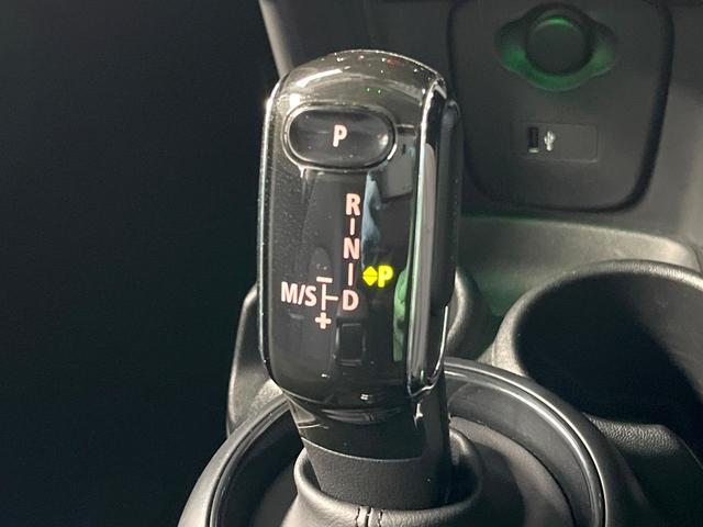ＭＩＮＩ クーパー　ＬＥＤライトＰＫＧ　カメラ／パーキングアシストＰＫＧ　ペッパーＰＫＧ　禁煙車　純正ナビ　リアビューカメラ　インテリジェントセーフティー　ＥＴＣ　Ｂｌｕｅｔｏｏｔｈ（10枚目）