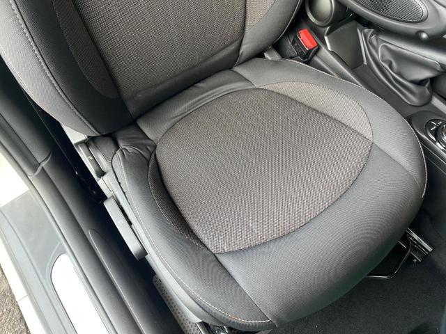ＭＩＮＩ クーパー　ＬＥＤライトＰＫＧ　カメラ／パーキングアシストＰＫＧ　ペッパーＰＫＧ　禁煙車　純正ナビ　リアビューカメラ　インテリジェントセーフティー　ＥＴＣ　Ｂｌｕｅｔｏｏｔｈ（22枚目）
