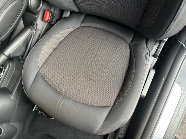 ＭＩＮＩ クーパー　ＬＥＤライトＰＫＧ　カメラ／パーキングアシストＰＫＧ　ペッパーＰＫＧ　禁煙車　純正ナビ　リアビューカメラ　インテリジェントセーフティー　ＥＴＣ　Ｂｌｕｅｔｏｏｔｈ（23枚目）