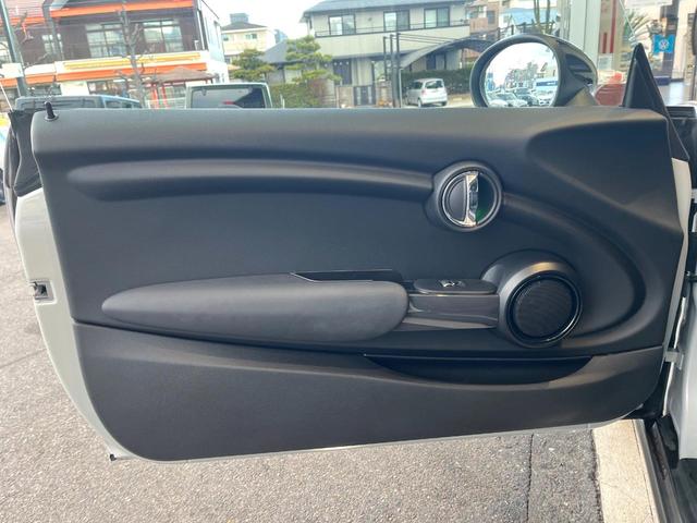 ＭＩＮＩ クーパー　ＬＥＤライトＰＫＧ　カメラ／パーキングアシストＰＫＧ　ペッパーＰＫＧ　禁煙車　純正ナビ　リアビューカメラ　インテリジェントセーフティー　ＥＴＣ　Ｂｌｕｅｔｏｏｔｈ（26枚目）