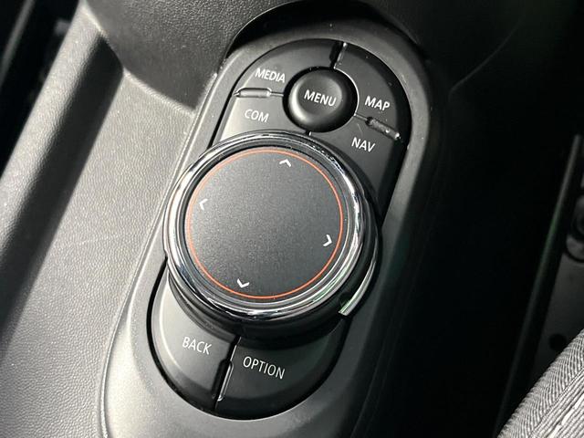 ＭＩＮＩ クーパー　ＬＥＤライトＰＫＧ　カメラ／パーキングアシストＰＫＧ　ペッパーＰＫＧ　禁煙車　純正ナビ　リアビューカメラ　インテリジェントセーフティー　ＥＴＣ　Ｂｌｕｅｔｏｏｔｈ（33枚目）