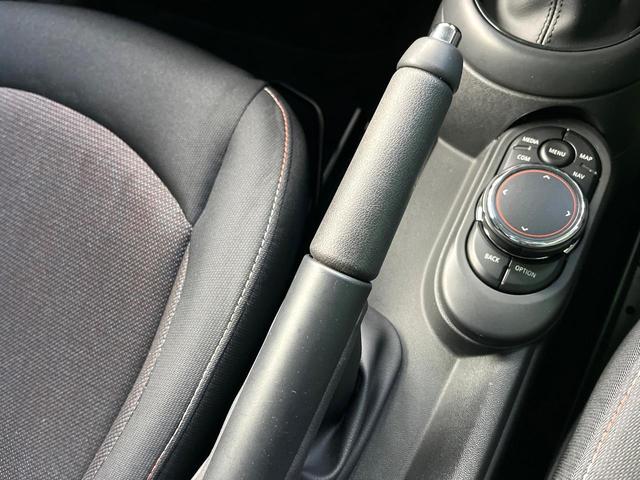 ＭＩＮＩ クーパー　ＬＥＤライトＰＫＧ　カメラ／パーキングアシストＰＫＧ　ペッパーＰＫＧ　禁煙車　純正ナビ　リアビューカメラ　インテリジェントセーフティー　ＥＴＣ　Ｂｌｕｅｔｏｏｔｈ（34枚目）