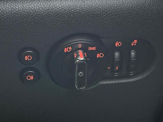 ＭＩＮＩ クーパー　ＬＥＤライトＰＫＧ　カメラ／パーキングアシストＰＫＧ　ペッパーＰＫＧ　禁煙車　純正ナビ　リアビューカメラ　インテリジェントセーフティー　ＥＴＣ　Ｂｌｕｅｔｏｏｔｈ（36枚目）