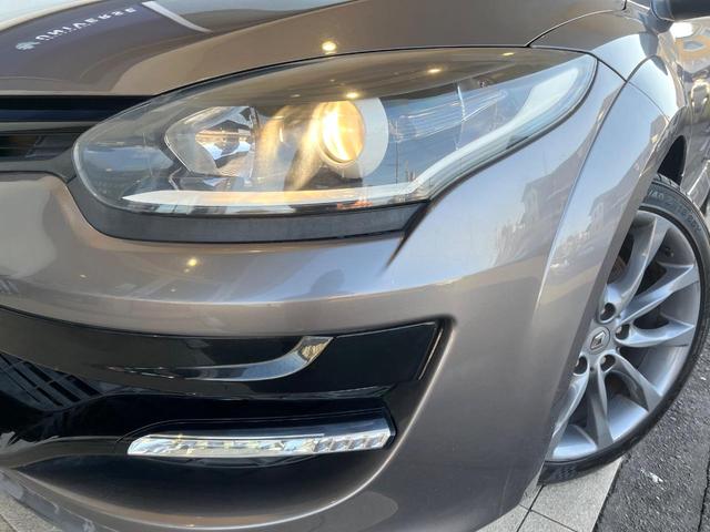 ���w�b�h���C�g�F�w�b�h���C�g�͉��΂݂����Ȃ��A�Y��ȏ�Ԃ�ۂ��Ă���܂��B���΂ݖh�~�̃����Y�R�[�e�B���O�̎{�H���\�ł������܂��B