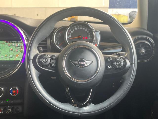 ���}���`�t�@���N�V�����X�e�A�����O�F�n���h���̍��E�̃{�^���ŃI�[�f�B�I�̑I���≹�ʂ̒��߂��\�ł��B�n���h�����������������ł���̂ň��S�ł��ˁ�