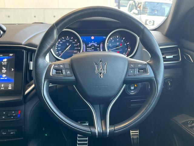 ���}���`�t�@���N�V�����X�e�A�����O�F�n���h���̍��E�̃{�^���ŃI�[�f�B�I�̑I���≹�ʂ̒��߂��\�ł��B�n���h�����������������ł���̂ň��S�ł��ˁ�