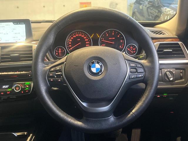 ���}���`�t�@���N�V�����X�e�A�����O�F�n���h���̍��E�̃{�^���ŃI�[�f�B�I�̑I���≹�ʂ̒��߂��\�ł��B�n���h�����������������ł���̂ň��S�ł��ˁ�