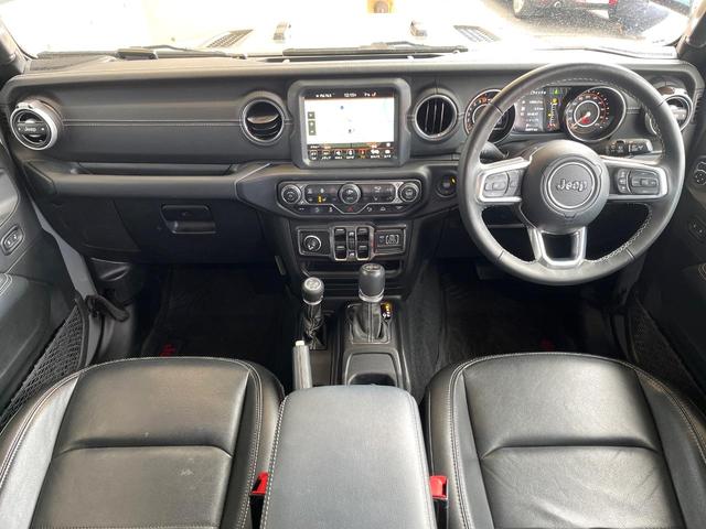 ジープ・ラングラーアンリミテッド リミテッドＥＤウィズサンライダフリップＴフォーハドＴ　特別仕様車　ブラックレザーシート　シートヒーター　純正ナビ　Ｂｌｕｅｔｏｏｔｈ　アップルカープレイ　ブラック革貼インパネ加飾　レーダークルーズコントロール　バックカメラ　ハンドルヒーター　１オーナー（2枚目）