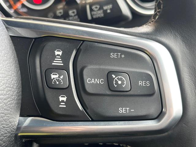 ジープ・ラングラーアンリミテッド リミテッドＥＤウィズサンライダフリップＴフォーハドＴ　特別仕様車　ブラックレザーシート　シートヒーター　純正ナビ　Ｂｌｕｅｔｏｏｔｈ　アップルカープレイ　ブラック革貼インパネ加飾　レーダークルーズコントロール　バックカメラ　ハンドルヒーター　１オーナー（7枚目）