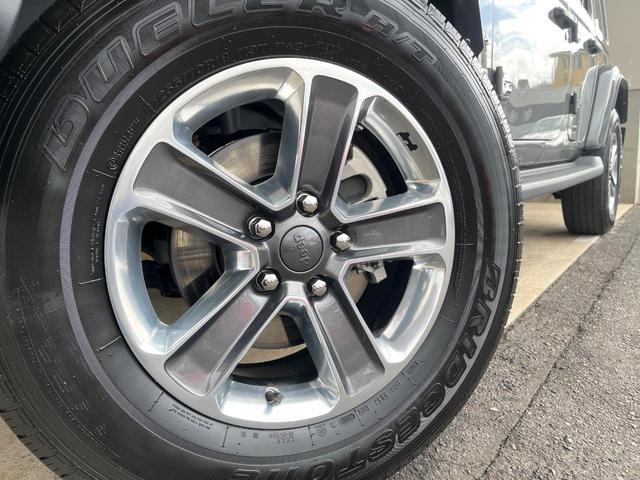 ジープ・ラングラーアンリミテッド リミテッドＥＤウィズサンライダフリップＴフォーハドＴ　特別仕様車　ブラックレザーシート　シートヒーター　純正ナビ　Ｂｌｕｅｔｏｏｔｈ　アップルカープレイ　ブラック革貼インパネ加飾　レーダークルーズコントロール　バックカメラ　ハンドルヒーター　１オーナー（18枚目）