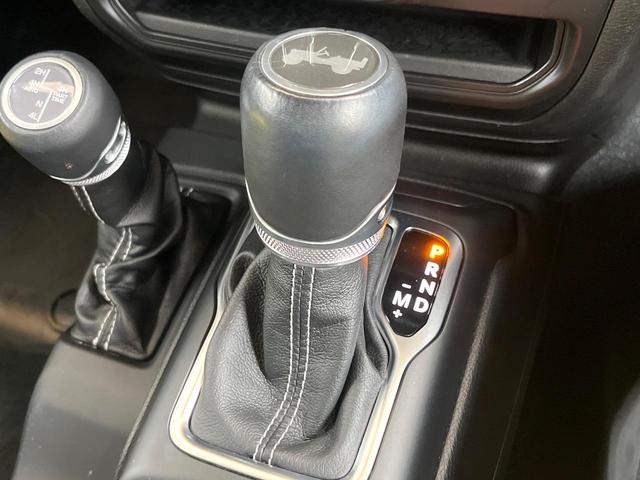 ジープ・ラングラーアンリミテッド リミテッドＥＤウィズサンライダフリップＴフォーハドＴ　特別仕様車　ブラックレザーシート　シートヒーター　純正ナビ　Ｂｌｕｅｔｏｏｔｈ　アップルカープレイ　ブラック革貼インパネ加飾　レーダークルーズコントロール　バックカメラ　ハンドルヒーター　１オーナー（21枚目）