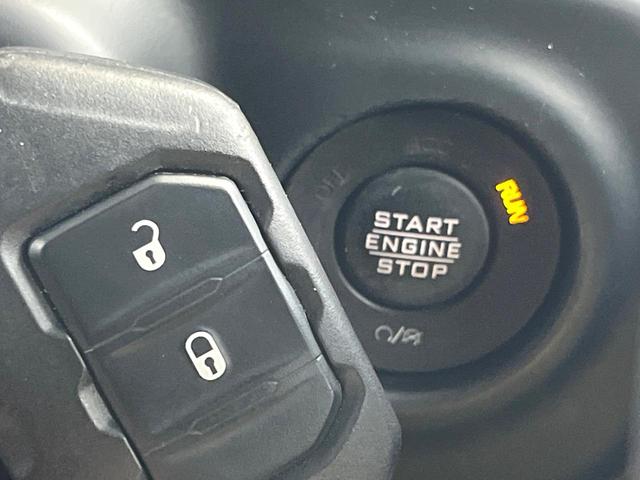 ジープ・ラングラーアンリミテッド リミテッドＥＤウィズサンライダフリップＴフォーハドＴ　特別仕様車　ブラックレザーシート　シートヒーター　純正ナビ　Ｂｌｕｅｔｏｏｔｈ　アップルカープレイ　ブラック革貼インパネ加飾　レーダークルーズコントロール　バックカメラ　ハンドルヒーター　１オーナー（22枚目）