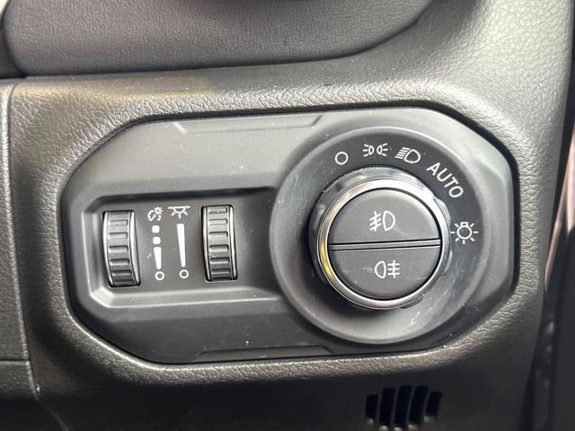 ジープ・ラングラーアンリミテッド リミテッドＥＤウィズサンライダフリップＴフォーハドＴ　特別仕様車　ブラックレザーシート　シートヒーター　純正ナビ　Ｂｌｕｅｔｏｏｔｈ　アップルカープレイ　ブラック革貼インパネ加飾　レーダークルーズコントロール　バックカメラ　ハンドルヒーター　１オーナー（25枚目）