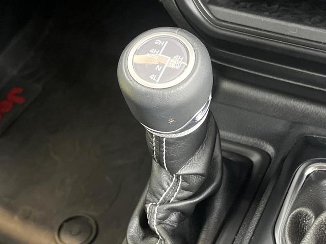 ジープ・ラングラーアンリミテッド リミテッドＥＤウィズサンライダフリップＴフォーハドＴ　特別仕様車　ブラックレザーシート　シートヒーター　純正ナビ　Ｂｌｕｅｔｏｏｔｈ　アップルカープレイ　ブラック革貼インパネ加飾　レーダークルーズコントロール　バックカメラ　ハンドルヒーター　１オーナー（29枚目）