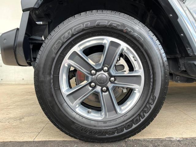 ジープ・ラングラーアンリミテッド リミテッドＥＤウィズサンライダフリップＴフォーハドＴ　特別仕様車　ブラックレザーシート　シートヒーター　純正ナビ　Ｂｌｕｅｔｏｏｔｈ　アップルカープレイ　ブラック革貼インパネ加飾　レーダークルーズコントロール　バックカメラ　ハンドルヒーター　１オーナー（58枚目）