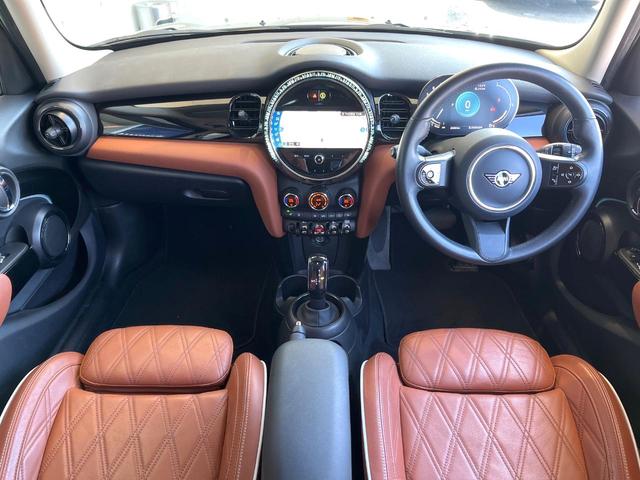 ＭＩＮＩ クーパー　クラシック・トリム　５ドア　１オーナー　レザーシートシートＰＫＧ　ドライビングアシストＰＫＧ　純正ナビ　リアカメラ　シートヒーター　コンフォートアクセス　マルチディスプレイメーター　ＥＴＣ　クルコン　ＬＥＤヘッド（2枚目）