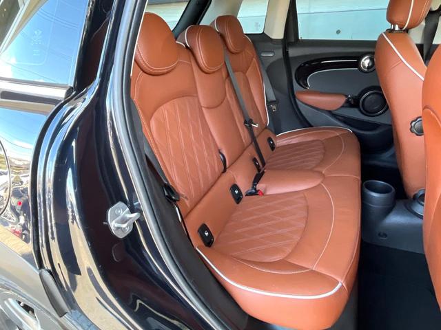 ＭＩＮＩ クーパー　クラシック・トリム　５ドア　１オーナー　レザーシートシートＰＫＧ　ドライビングアシストＰＫＧ　純正ナビ　リアカメラ　シートヒーター　コンフォートアクセス　マルチディスプレイメーター　ＥＴＣ　クルコン　ＬＥＤヘッド（11枚目）