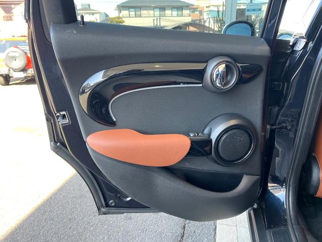 ＭＩＮＩ クーパー　クラシック・トリム　５ドア　１オーナー　レザーシートシートＰＫＧ　ドライビングアシストＰＫＧ　純正ナビ　リアカメラ　シートヒーター　コンフォートアクセス　マルチディスプレイメーター　ＥＴＣ　クルコン　ＬＥＤヘッド（31枚目）