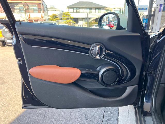 ＭＩＮＩ クーパー　クラシック・トリム　５ドア　１オーナー　レザーシートシートＰＫＧ　ドライビングアシストＰＫＧ　純正ナビ　リアカメラ　シートヒーター　コンフォートアクセス　マルチディスプレイメーター　ＥＴＣ　クルコン　ＬＥＤヘッド（34枚目）