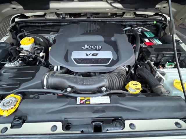 ジープ・ラングラーアンリミテッド スポーツ ポータブルナビ ワンセグ 純正オーディオ CD再生 クルーズコントロール キーレス ETC 18インチアルミホイール オートエアコン 禁煙車(16枚目)