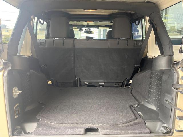 ジープ・ラングラーアンリミテッド スポーツ ポータブルナビ ワンセグ 純正オーディオ CD再生 クルーズコントロール キーレス ETC 18インチアルミホイール オートエアコン 禁煙車(17枚目)