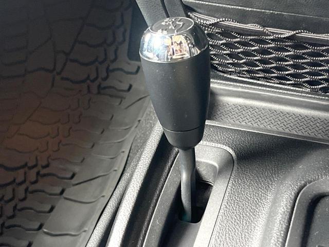 ジープ・ラングラーアンリミテッド スポーツ ポータブルナビ ワンセグ 純正オーディオ CD再生 クルーズコントロール キーレス ETC 18インチアルミホイール オートエアコン 禁煙車(19枚目)