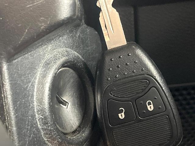 ジープ・ラングラーアンリミテッド スポーツ ポータブルナビ ワンセグ 純正オーディオ CD再生 クルーズコントロール キーレス ETC 18インチアルミホイール オートエアコン 禁煙車(25枚目)