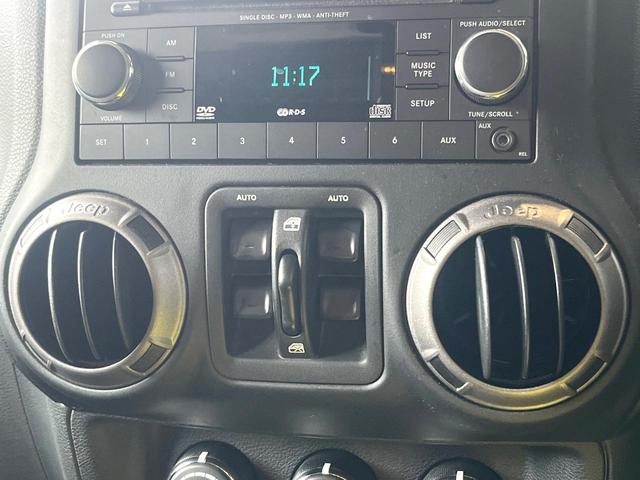 ジープ・ラングラーアンリミテッド スポーツ ポータブルナビ ワンセグ 純正オーディオ CD再生 クルーズコントロール キーレス ETC 18インチアルミホイール オートエアコン 禁煙車(26枚目)