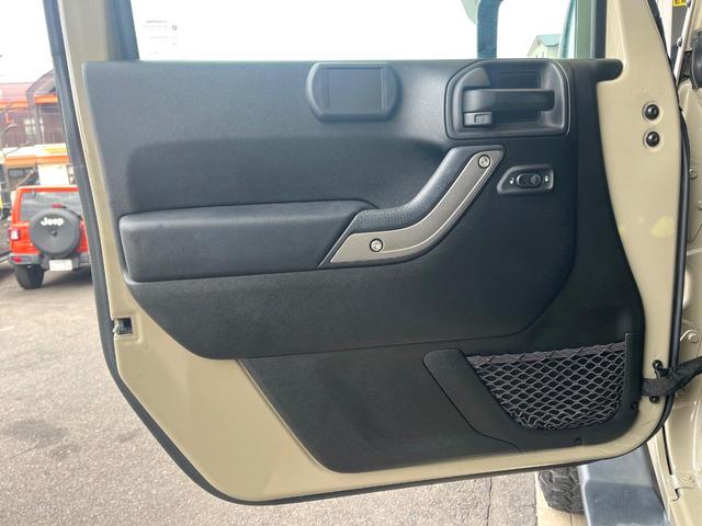 ジープ・ラングラーアンリミテッド スポーツ ポータブルナビ ワンセグ 純正オーディオ CD再生 クルーズコントロール キーレス ETC 18インチアルミホイール オートエアコン 禁煙車(35枚目)