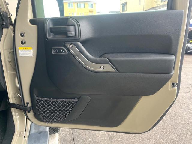 ジープ・ラングラーアンリミテッド スポーツ ポータブルナビ ワンセグ 純正オーディオ CD再生 クルーズコントロール キーレス ETC 18インチアルミホイール オートエアコン 禁煙車(36枚目)