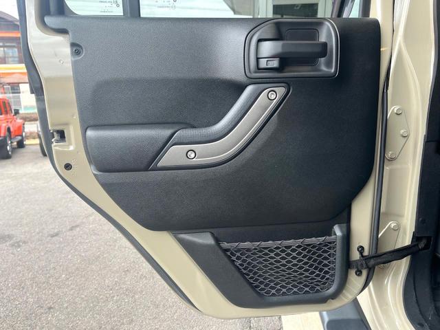 ジープ・ラングラーアンリミテッド スポーツ ポータブルナビ ワンセグ 純正オーディオ CD再生 クルーズコントロール キーレス ETC 18インチアルミホイール オートエアコン 禁煙車(37枚目)