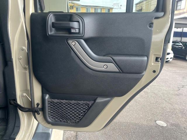 ジープ・ラングラーアンリミテッド スポーツ ポータブルナビ ワンセグ 純正オーディオ CD再生 クルーズコントロール キーレス ETC 18インチアルミホイール オートエアコン 禁煙車(38枚目)