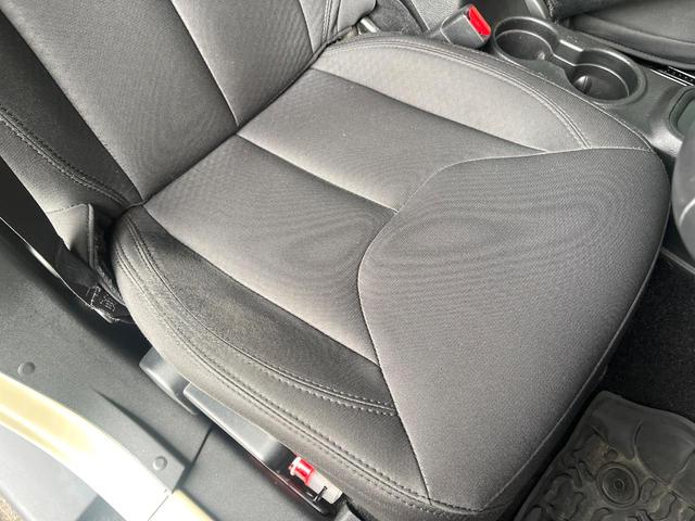 ジープ・ラングラーアンリミテッド スポーツ ポータブルナビ ワンセグ 純正オーディオ CD再生 クルーズコントロール キーレス ETC 18インチアルミホイール オートエアコン 禁煙車(39枚目)