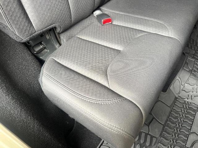 ジープ・ラングラーアンリミテッド スポーツ ポータブルナビ ワンセグ 純正オーディオ CD再生 クルーズコントロール キーレス ETC 18インチアルミホイール オートエアコン 禁煙車(41枚目)