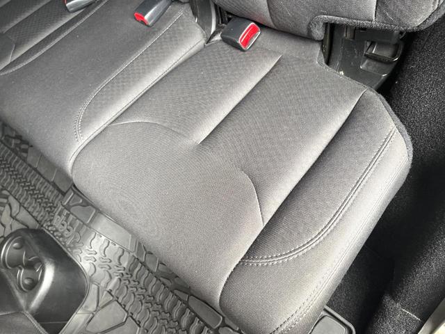 ジープ・ラングラーアンリミテッド スポーツ ポータブルナビ ワンセグ 純正オーディオ CD再生 クルーズコントロール キーレス ETC 18インチアルミホイール オートエアコン 禁煙車(42枚目)