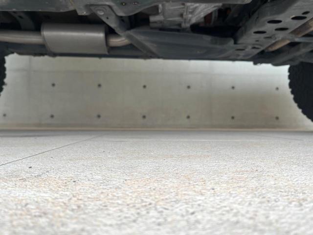 ジープ・ラングラーアンリミテッド スポーツ ポータブルナビ ワンセグ 純正オーディオ CD再生 クルーズコントロール キーレス ETC 18インチアルミホイール オートエアコン 禁煙車(45枚目)