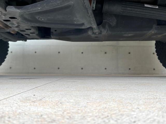 ジープ・ラングラーアンリミテッド スポーツ ポータブルナビ ワンセグ 純正オーディオ CD再生 クルーズコントロール キーレス ETC 18インチアルミホイール オートエアコン 禁煙車(46枚目)