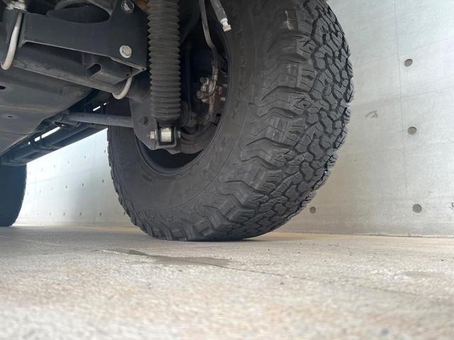 ジープ・ラングラーアンリミテッド スポーツ ポータブルナビ ワンセグ 純正オーディオ CD再生 クルーズコントロール キーレス ETC 18インチアルミホイール オートエアコン 禁煙車(47枚目)