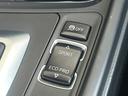 ●BMWモードセレクト:スポーツモードではダイナミックな走りを。ECO PROモードでは、エンジンレスポンスやシフトタイミングの最適化に加え、エアコンの作動も効率的に制御し、燃料消費量を抑制します。