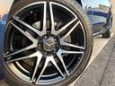 ●純正アルミホイール：輸入車ならではの卓越した走りを支えるホイールと足回りです！日本車の走りに慣れている方にもぜひ体感して頂きたい程高いレベルでまとまっています！