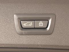 ●電動リアゲート：ワンタッチでリアゲートの開閉ができ、荷物などで両手が塞がっている状態でも簡単に開閉ができる便利機能です。 6