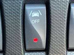 ●レーンキーピングアシスト：走行車線の逸脱を教えてくれる機能。走行時に、クルマが車線から外れていることをカメラが検知すると、ステアリングを微振動させてドライバーに警告します。 7