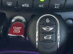 ●コンフォートアクセス（スマートエントリーシステム）：キーを所持しているだけで開錠・施錠からエンジンスタートまで操作可能！ 6