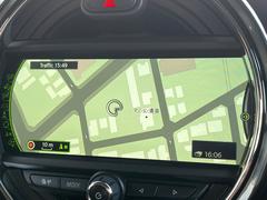 ●純正ナビ：一体感のあるナビは、高級感ある車内を演出してくれます。Ｂｌｕｅｔｏｏｔｈ再生などオーディオ機能も充実しておりますので、運転もより楽しめます♪ 4