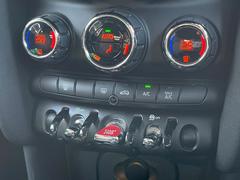 ●デュアルオートエアコン：運転席・助手席それぞれで温度設定が可能な独立式オートエアコンを標準装備しております！ 5