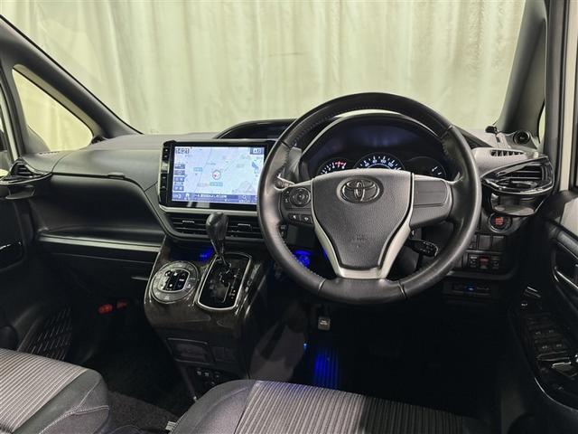 ヴォクシー ＺＳ　衝突被害軽減システム　メモリーナビ　フルセグ　バックカメラ　ＥＴＣ　ドラレコ　ＣＤ　ミュージックプレイヤー接続可　ＤＶＤ再生　後席モニター　オートクルーズコントロール　ＬＥＤヘッドランプ　乗車定員７人（8枚目）