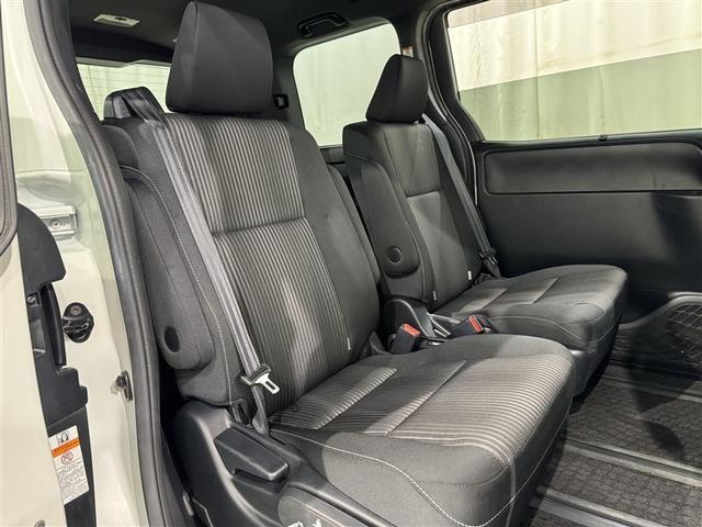 ヴォクシー ＺＳ　衝突被害軽減システム　メモリーナビ　フルセグ　バックカメラ　ＥＴＣ　ドラレコ　ＣＤ　ミュージックプレイヤー接続可　ＤＶＤ再生　後席モニター　オートクルーズコントロール　ＬＥＤヘッドランプ　乗車定員７人（28枚目）