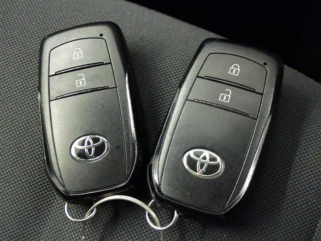 鍵がポケットの中でもドア開閉・エンジンスタートが可能な便利なスマートキーです！